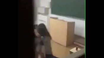教室里老师被学生干了 Porn Video