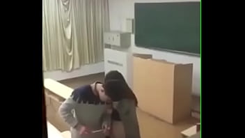 教室里老师被学生干了 Porn Video