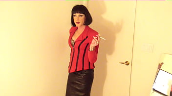 Vanessa Die Vampirin ... Zündet Sich Eine Menthol-120-Capri In Einer Mugler-Korsettjacke Und Einem Lederbleistiftrock An