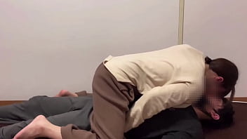 【友達のお母さん】成長した僕を見て理性抑えきれずに濃厚フェラしてきた淫乱美熟女！　ぶっかけ　大量射精　絶頂　乳首責め　女性用　人妻　痴女　美魔女　美人　母親　かわいい　個人撮影　素人　日本人　えむゆみ