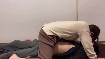 【友達のお母さん】成長した僕を見て理性抑えきれずに濃厚フェラしてきた淫乱美熟女！　ぶっかけ　大量射精　絶頂　乳首責め　女性用　人妻　痴女　美魔女　美人　母親　かわいい　個人撮影　素人　日本人　えむゆみ