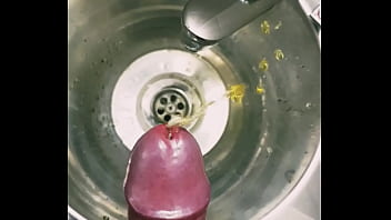 Pisse dans le lavabo des toilettes publiques
