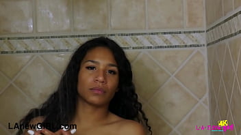 Atemberaubende brünette Schönheit genießt ihre feuchte Duschzeit