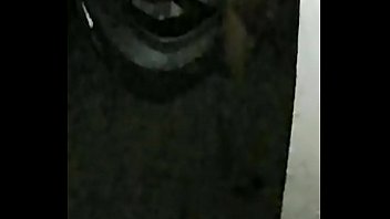 Dando o cuzinho na garagem a noite