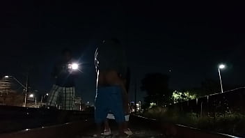 ESPOSA PEDE AJUDA PRA ATRAVESSAR A LINHA DE TREM E DA GOSTOSO PRO RAPAZ PRESTATIVO