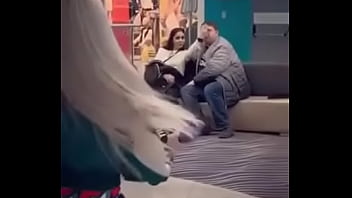 Chica baila con pantalon de Pokémon