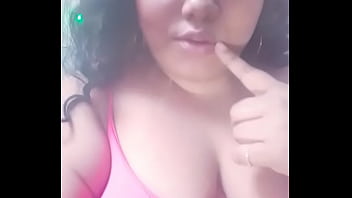 Tokita bailando m&uacute_sica latina en ropa interior