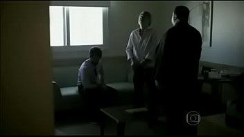 L'homme Blanc N'arrête Pas De Baiser Une Femme