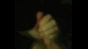 Teen Garçon Branle La Bite En Regardant La Télévision