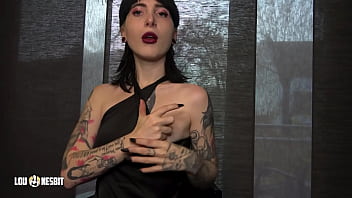 Öffentliches Freizügigkeits-Duell im Restaurant - Lou Nesbit & Lia Louise zeigen alles