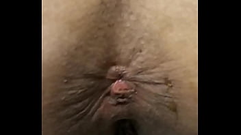 Amaciando o cuzinho da coroa loira de 55 anos...