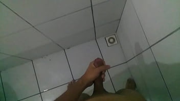 Gozando gostoso no banheiro :3