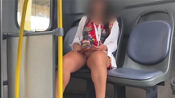 Versaute 18-jährige Stieftochter zeigt sich ohne Höschen im Linienbus