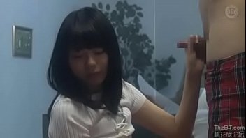 可愛いお姉ちゃんがお金のために弟のチンポを咥え込み中出しされる淫乱セックス