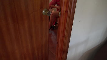 Oh Mein Gott!!! Ich erwischte meine Stiefmutter wie sie sich als Straßenhure verkleidete