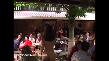 Rote Wildkatze auf der Straße