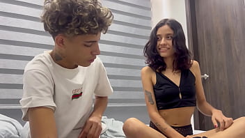 Mi pequeñita hermanastra me descubre jugando con su ropa interior y se me antoja follar rico. SEXO REAL AMATEUR.