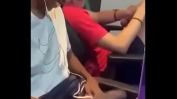 Garoto dotado mostrando a rola  pros amigos na brincadeira (completo broderagem.com)