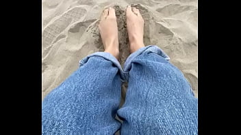 Playa y pies en la arena