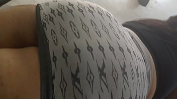 Ella esta esperando recibir su dosis de anal tiene un tapon negro y falda gris....