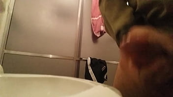 Garoto toca punheta