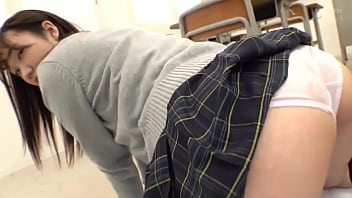 《中出し×美少女》学校帰りのJKをナンパして教室でエッチしちゃう！我慢できずにかわいいま〇こに大量射精しちゃう//