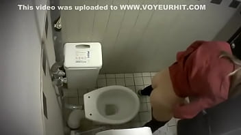 Rubia filmada desde arriba cuando toma pis...