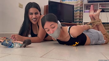 Versaute Voodoo-Hexe fesselt 18-jährige Barbie-Schlampe