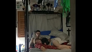 Hermano y hermana viendo TV juntos SU MADRE LOS ATRAPA...