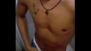 Novinho na punha antes de tomar um banho