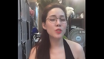 【BigoLive】キャバ嬢みたいな格好のメガネの女性が休憩室みたいな場所で踊ってみた