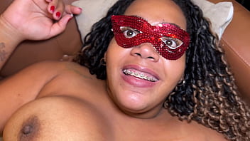 Gordinha casada com marido que sabe (e gosta) que é corno, numa suruba na Cuckold House