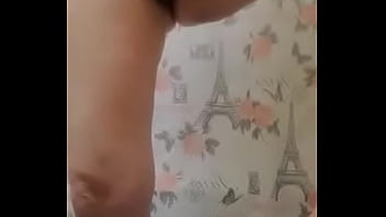 Video Bañándose me enseña culo y panocha y su marido ni en cuenta