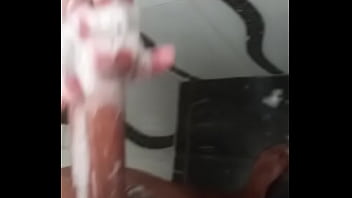 Novinho hetero roludo no banho