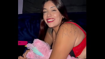 Colegiala caliente miraba porno mientras su hermanastro la espiaba por su puerta