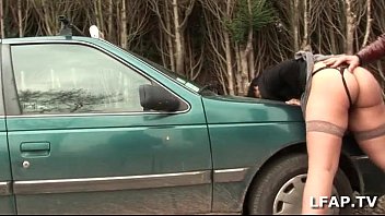 Clip Bonne cochonne sodomisee sur le capot de la voiture avec Papy Voyeur