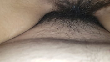 Versaute haarige Latina kämpft um Vergnügen