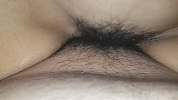 Haarige Latina kämpft um heißen Orgasmus