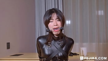 [Fejira com] Latex-clad beauty039_s mouthpiece display