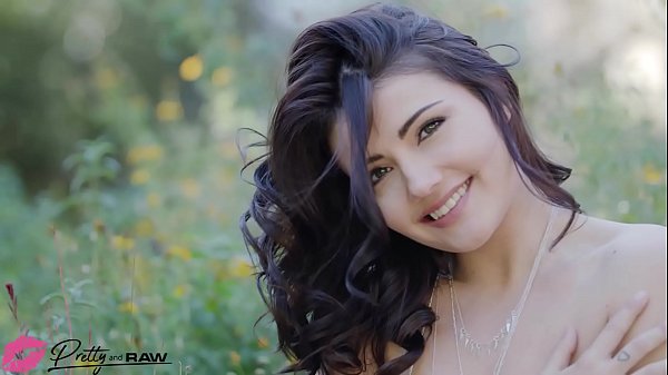 Pretty and Raw – Adria Rae primeiro IR DP