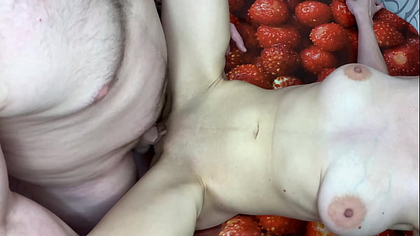 I took advantage of the wet pussy of my friend's mom on the kitchen table