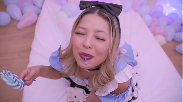 MAY AKEMI - Alice no país da putaria cosplay deu o cuzinho e a bucetinha e olha só como ela engoliu a porra