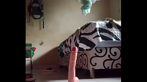 Me pegaram no meu quarto com um consolo grande no cuzinho, esqueci de trancar a porta e o vizinho me viu nua me masturbando. Monstercock anal amador.