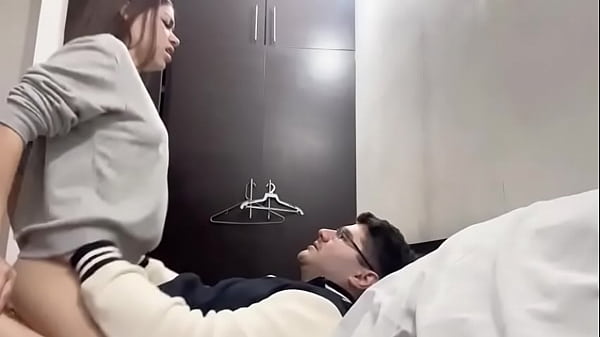 ME QUEDO EN LA CASA DE MI CUÑADO Y ENTRO A SU HABITACION EN MEDIO DE LA NOCHE PARA CABALGAR SU VERGA Y QUE ME LLENE EL COÑO DE SEMEN