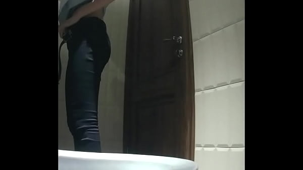 Girls and women show their shaved pussies in the toilet (MOV 98)