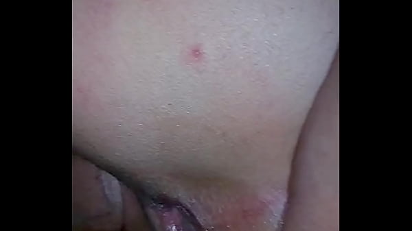 Estou fazendo sexo com minha prima no banheiro dela