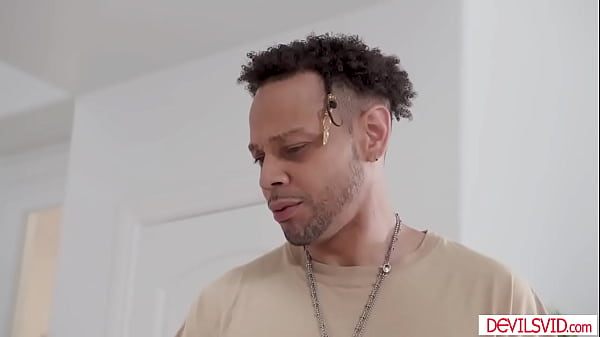 Negro fodendo e fazendo colega de quarto loira branca esguichar