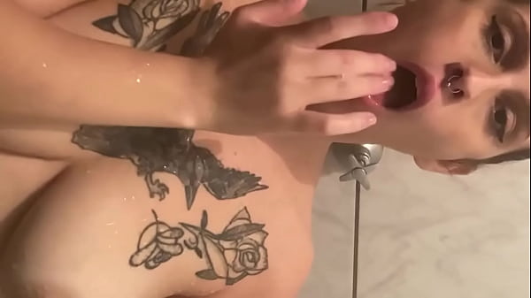 gozando no banho com o plug anal no cuzinho