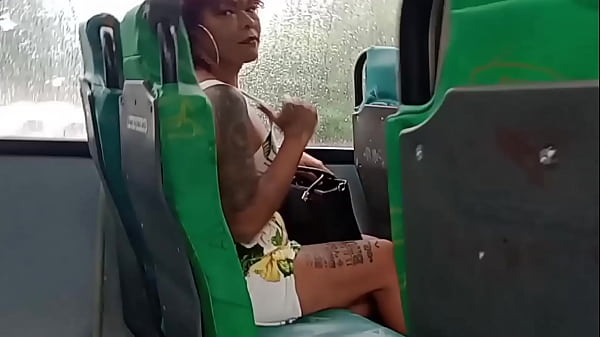Me exibi dentro do ônibus e o corno melou a cueca
