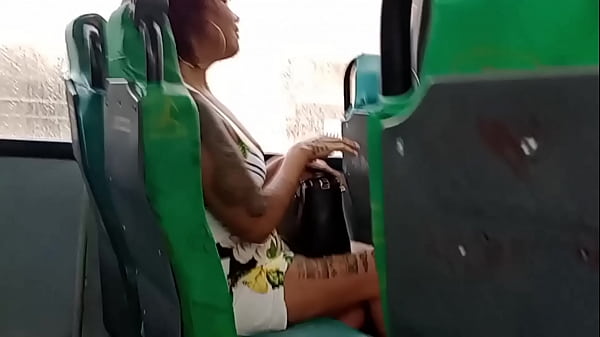 Me exibi dentro do ônibus e o corno melou a cueca